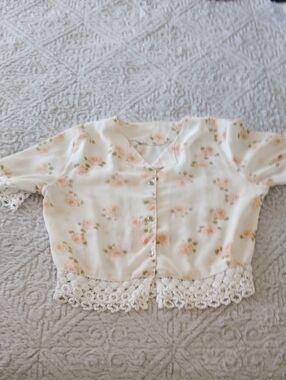 Women's Floral Button-Front Lace-Hem Blouse in Cream and Peach